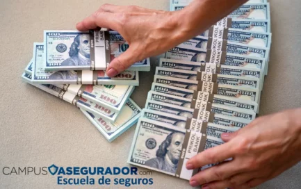 Persona manipulando fajos de billetes de cien dólares junto al logo de la escuela de seguros Campus Asegurador.