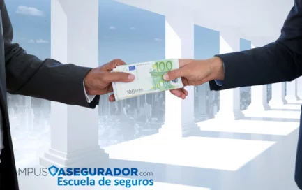 Dos personas en traje intercambiando fajo de billetes de 100 euros junto al logo de Campus Asegurador.