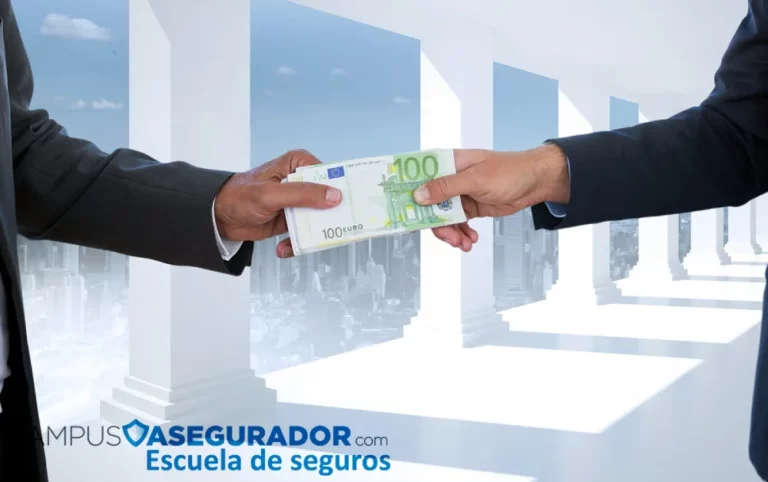 Dos personas en traje intercambiando fajo de billetes de 100 euros junto al logo de Campus Asegurador.