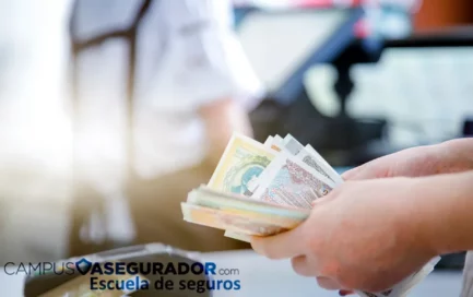 Manos contando billetes frente a terminal punto de venta en contexto de formación profesional para mediadores de seguros.