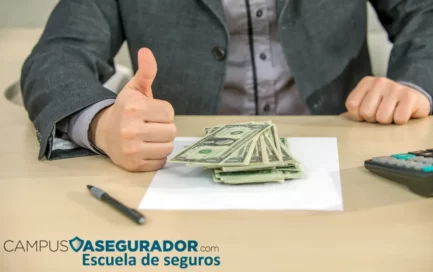 Profesional de seguros da pulgar arriba junto a billetes de dólar en escritorio con logo de Campus Asegurador.