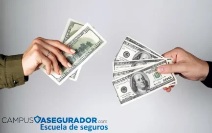 Manos intercambiando billetes de cien dólares estadounidenses frente al logo de Campus Asegurador Escuela de Seguros.