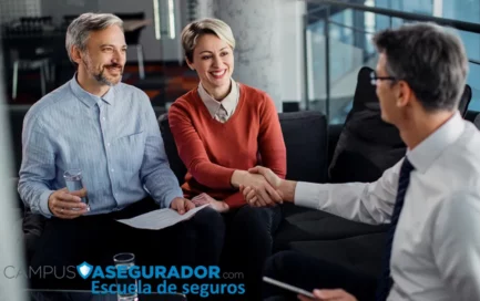 Asesor de seguros saluda a clientes en Campus Asegurador tras firma exitosa de póliza en oficina.