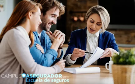 Asesora profesional explica documentos de póliza a pareja joven junto al logotipo de Campus Asegurador en oficina.