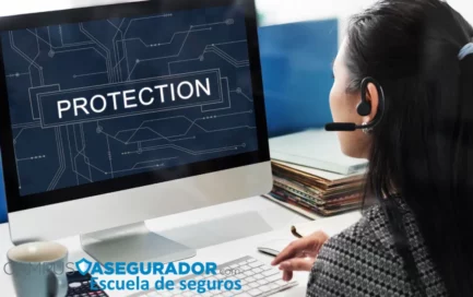 Asesora de seguros con headset frente a pantalla con palabra PROTECTION y logotipo de Campus Asegurador.
