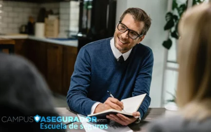 Especialista en seguros toma notas en libreta durante una sesión de capacitación profesional en Campus Asegurador.