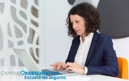 Mujer profesional en portátil cursando formación técnica en seguros dentro de la plataforma digital de Campus Asegurador.