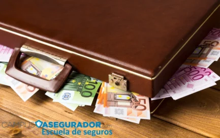 Maletín de cuero marrón rebosante de billetes de 50, 100 y 500 euros sobre madera con logo de Campus Asegurador.