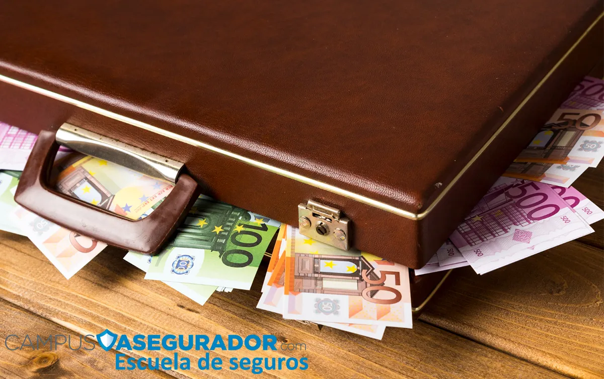 Maletín de cuero marrón rebosante de billetes de 50, 100 y 500 euros sobre madera con logo de Campus Asegurador.