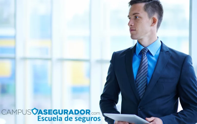 Profesional del sector seguros con tablet frente al logotipo de Campus Asegurador Escuela de seguros en oficina corporativa.