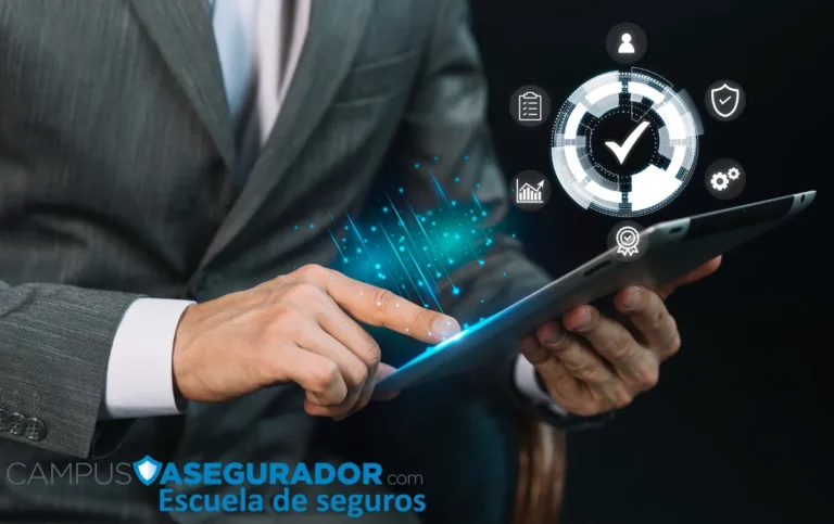 Profesional de seguros operando tablet con interfaz de gestión digital y logotipo de Campus Asegurador.