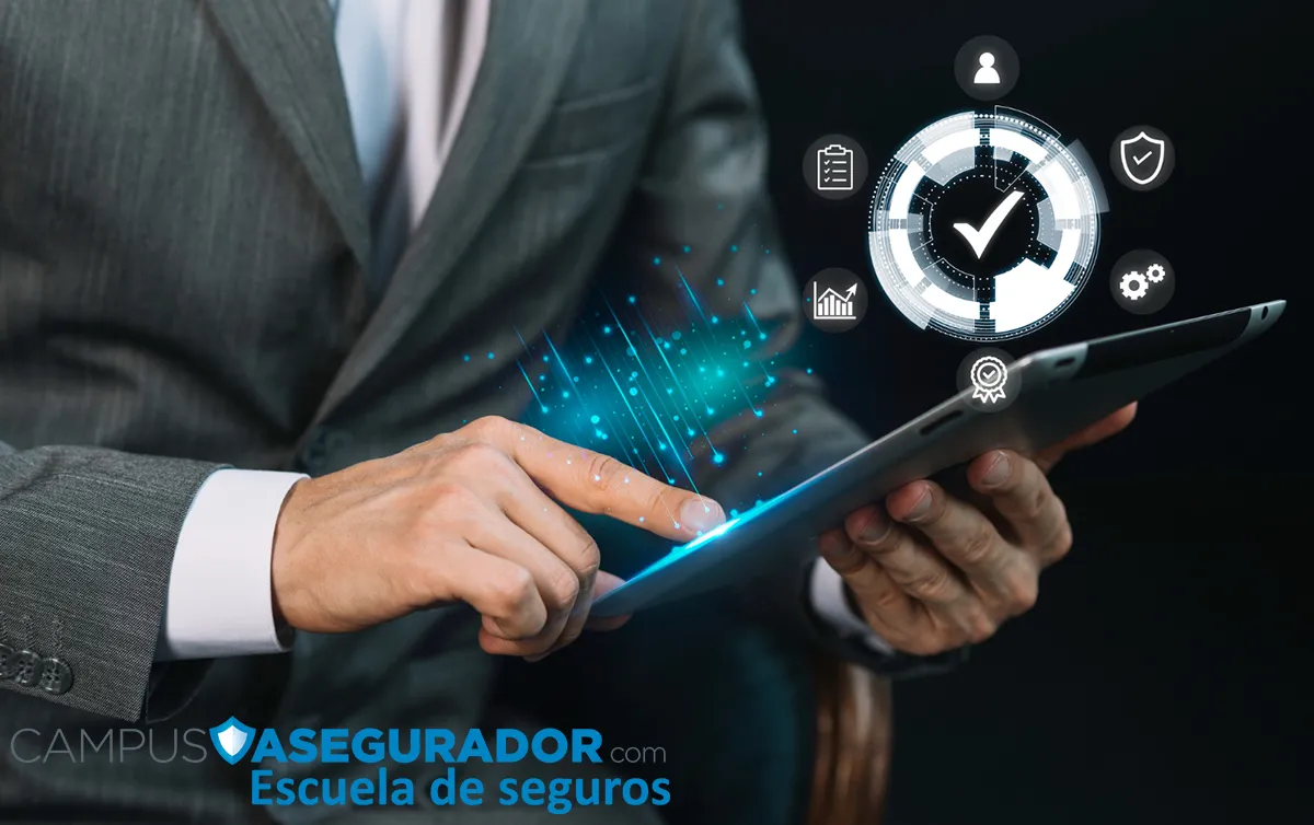 Profesional de seguros operando tablet con interfaz de gestión digital y logotipo de Campus Asegurador.