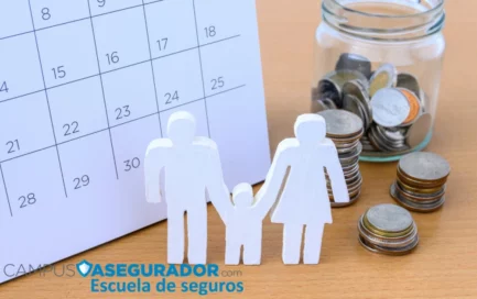 Silueta blanca de familia frente a calendario y frasco con monedas. Logo de Campus Asegurador Escuela de Seguros.
