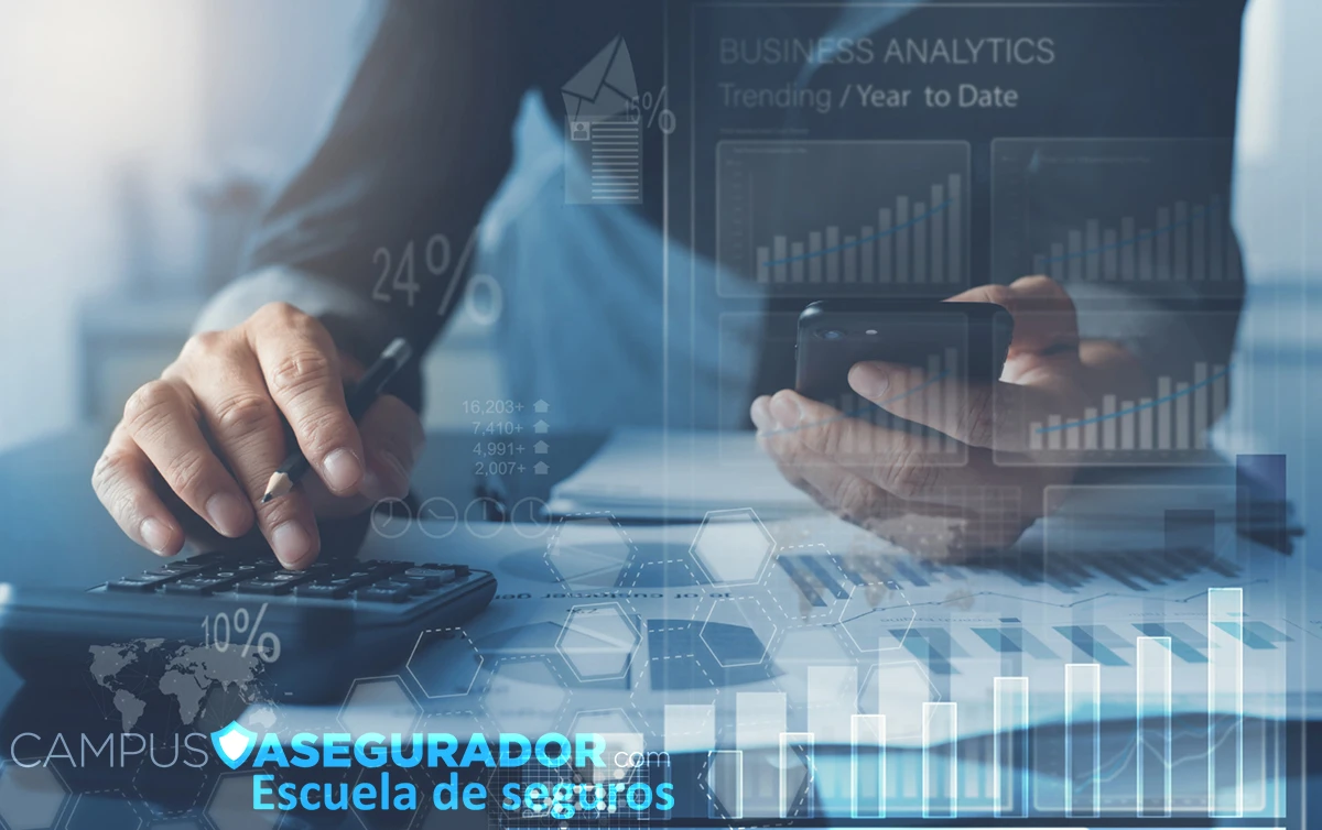 Profesional analizando métricas financieras con calculadora y gráficos digitales para Campus Asegurador.