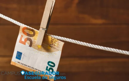 Billete de 50 euros colgado con pinza de madera en un tendedero sobre fondo de madera y marca Campus Asegurador.