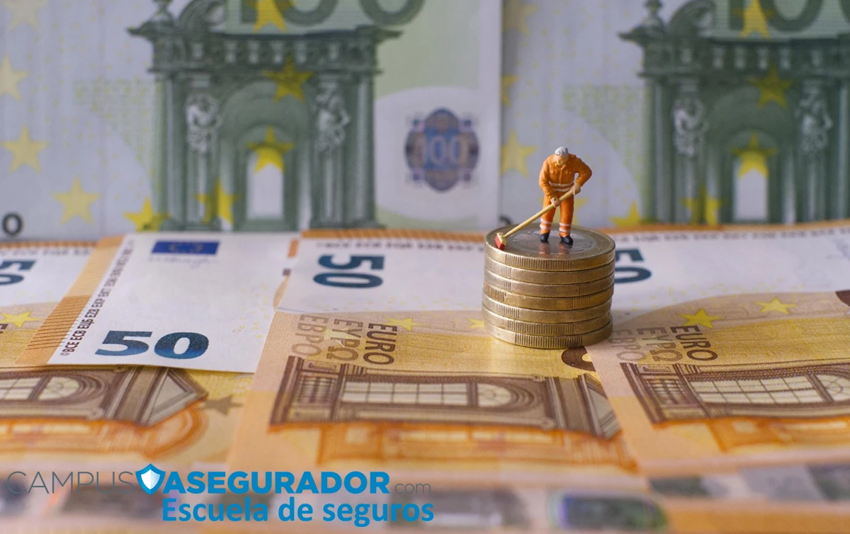 Miniatura de barrendero sobre pila de monedas de euro frente a billetes y logo de Campus Asegurador.