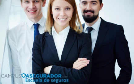 Tres profesionales de seguros sonriendo frente a logotipo de Campus Asegurador en entorno corporativo iluminado.