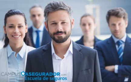 Equipo de Campus Asegurador liderado por experto en seguros, entorno corporativo profesional con logotipo de marca.