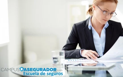 Profesional del sector analizando documentación técnica en la Escuela de Seguros Campus Asegurador.
