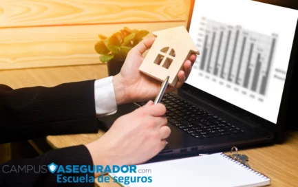 Profesional analizando mercado con maqueta de vivienda y gráficos financieros para Campus Asegurador Escuela de Seguros.