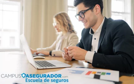 Estudiantes de Campus Asegurador con laptops en oficina durante curso de formación profesional técnica en seguros.