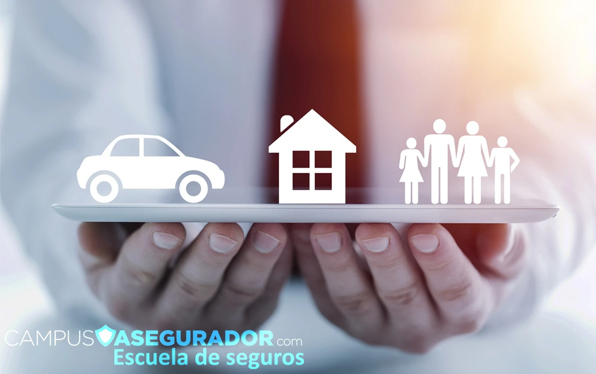 Manos sosteniendo tableta con iconos de coche, casa y familia junto al logo de Campus Asegurador Escuela de Seguros.