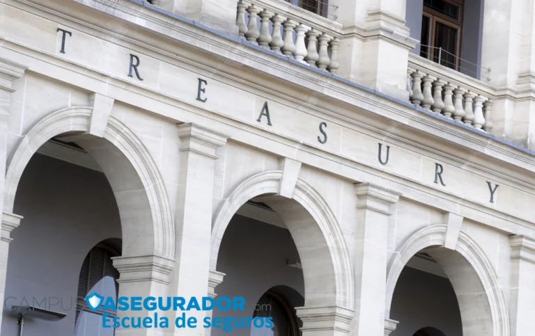 Inscripción Treasury en fachada neoclásica con logo de Campus Asegurador sobre arcos de piedra.