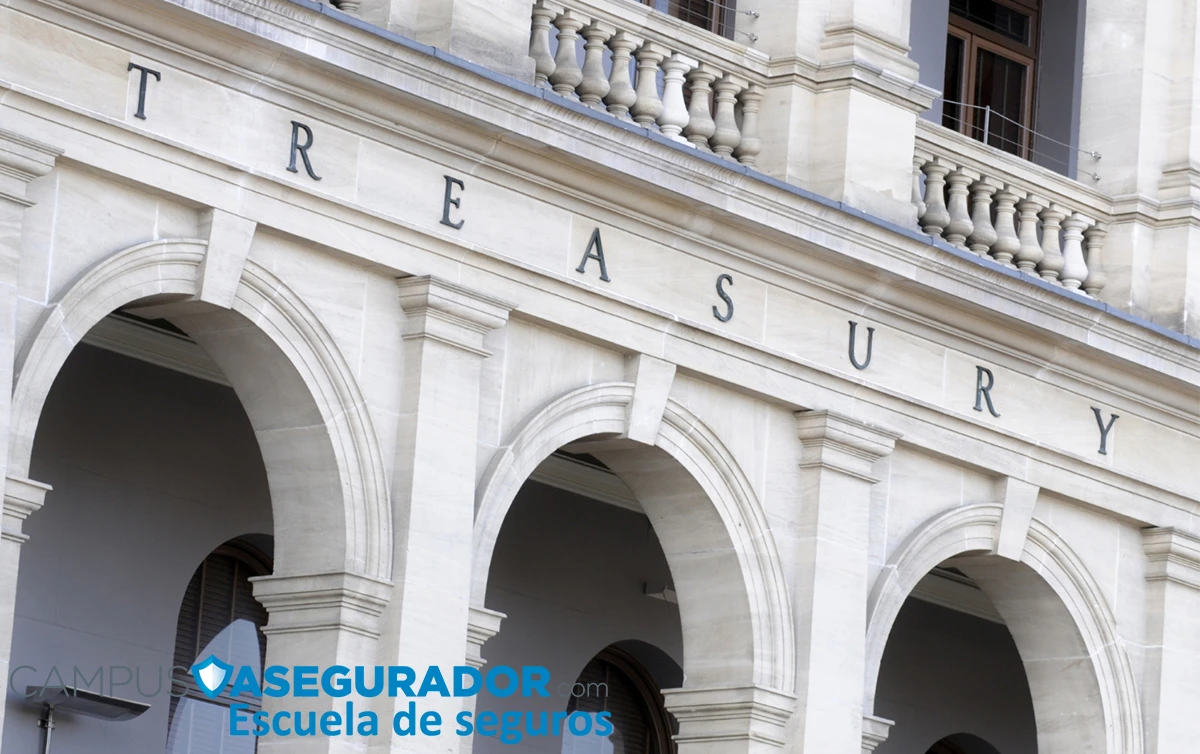 Inscripción Treasury en fachada neoclásica con logo de Campus Asegurador sobre arcos de piedra.