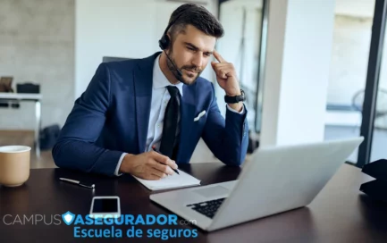 Agente de seguros con auriculares y portátil tomando notas durante formación online en Campus Asegurador.