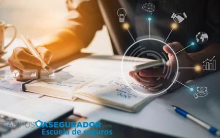 Profesional planificando estrategia digital con smartphone e iconos de datos financieros para Campus Asegurador.