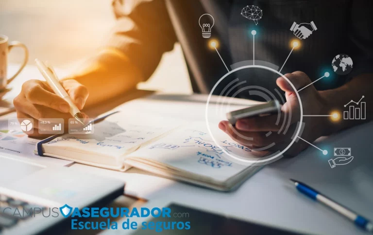 Profesional planificando estrategia digital con smartphone e iconos de datos financieros para Campus Asegurador.