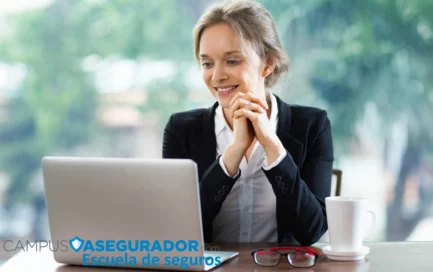 Mujer profesional en formación online frente a portátil, escritorio con gafas y taza, logo Campus Asegurador.