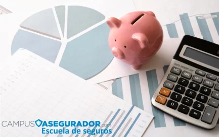 Hucha rosa, calculadora y gráficos financieros sobre mesa, con logotipo de Campus Asegurador Escuela de Seguros.