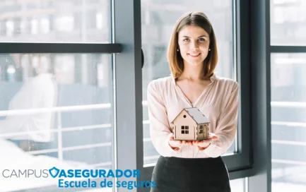 Mujer profesional sosteniendo maqueta de casa en oficina frente a ventana con logotipo de Campus Asegurador.