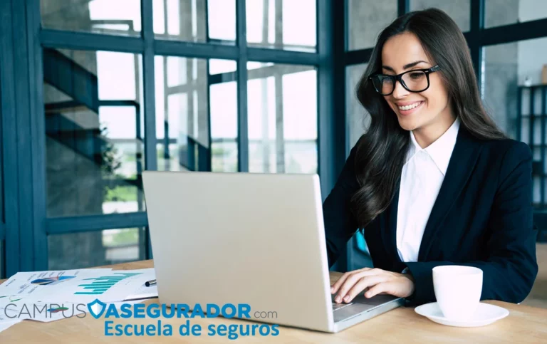 Mujer con gafas y traje usando portátil junto a gráficas. Logotipo de Campus Asegurador en la esquina inferior.