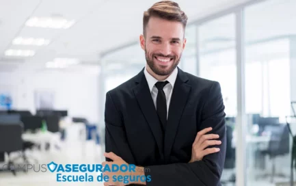 Profesional corporativo con portafolio y logo Campus Asegurador, escuela técnica para mediadores y expertos en seguros.