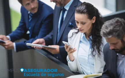 Profesionales del sector seguros utilizando dispositivos móviles y tablets en formación técnica de Campus Asegurador.