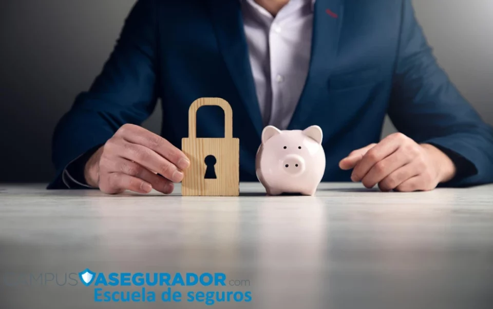 Persona de negocios protegiendo una hucha con un candado de madera, simbolizando la seguridad financiera en seguros.