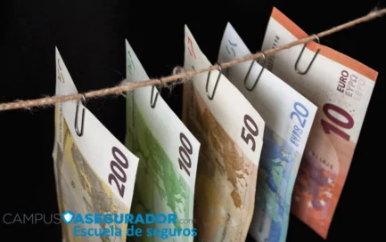 Billetes de euro colgados con clips y logo Campus Asegurador Escuela de seguros sobre fondo negro.