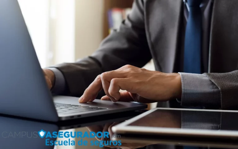 Profesional operando laptop y tablet en Campus Asegurador, escuela especializada en formación técnica para sector seguros.