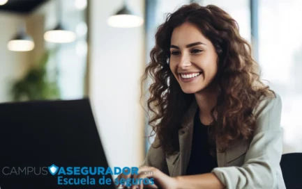 Mujer profesional utiliza ordenador para capacitación técnica en seguros mediante la plataforma online Campus Asegurador.