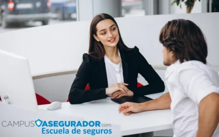 Asesora técnica Campus Asegurador realizando consultoría presencial cliente entorno formación profesional seguros.