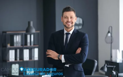 Profesional sonriente con traje y brazos cruzados en oficina corporativa de Campus Asegurador escuela de seguros.