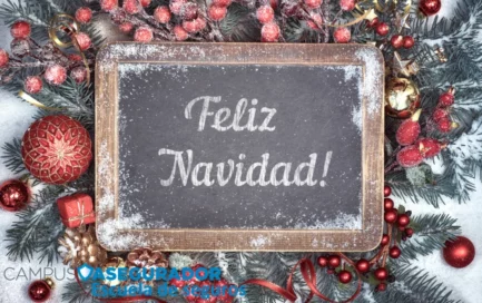 Pizarra con texto Feliz Navidad, ramas pino nevadas, bayas rojas y logo Campus Asegurador Escuela de Seguros.
