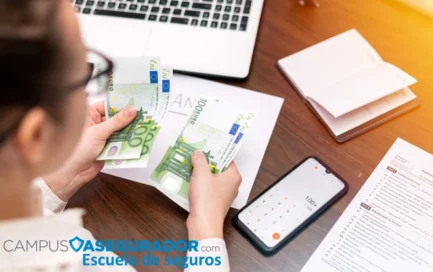 Persona contando billetes de 100 euros junto a calculadora y formulario tributario en entorno de oficina profesional.