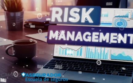 Letras Risk Management sobre portátil con gráficas de datos y logo de Campos Asegurador Escuela de Seguros.