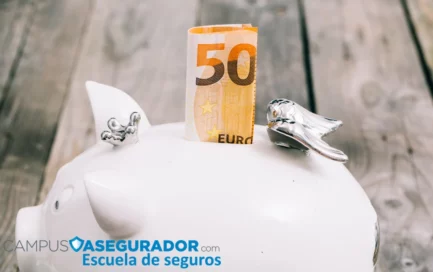 Hucha cerámica blanca con detalle plateado y billete 50 euros, logo Campus Asegurador Escuela de seguros.