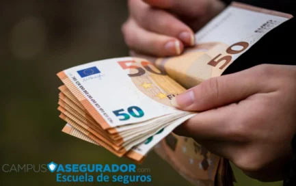 Manos contando fajo de billetes de 50 euros sobre fondo desenfocado con logo de Campus Asegurador.