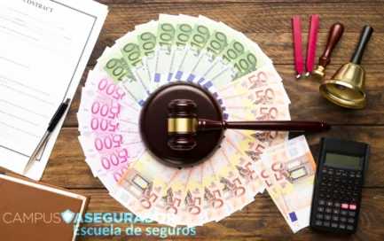 Mazo de juez sobre billetes de euro, contrato, calculadora y sellos. Representa legalidad y finanzas en seguros.