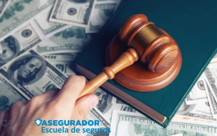 Mano sosteniendo mazo judicial sobre libro y billetes de cien dólares. Marca Campus Asegurador en esquina inferior.